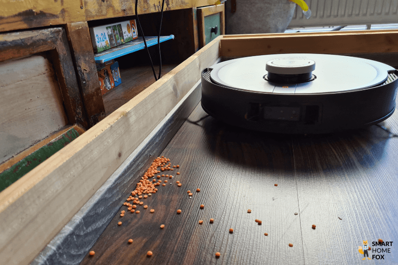 Der Ecovacs Deebot X1 Turbo reinigt entlang einer Wand